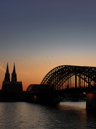 Kölner Dom hinter der Hohenzollernbrücke - Nordrhein-Westfalen (Köln)