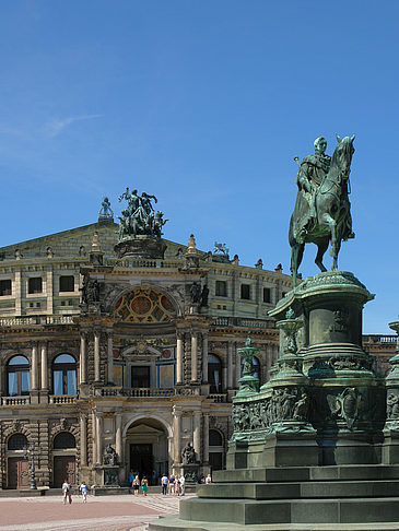 Fotos König-Johann-Statue mit Semperoper