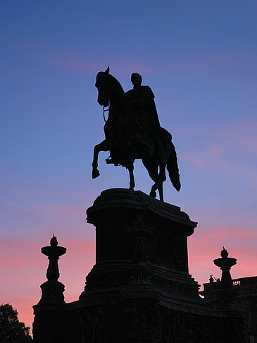 Fotos König-Johann-Statue bei Sonnenuntergang