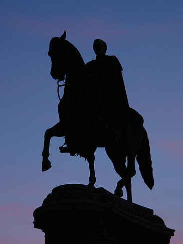 König-Johann-Statue bei Sonnenuntergang Foto 