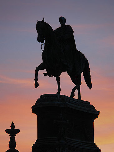 König-Johann-Statue bei Sonnenuntergang Fotos