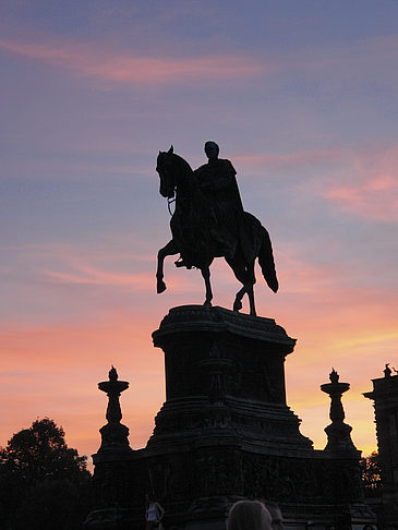 König-Johann-Statue bei Sonnenuntergang Foto 