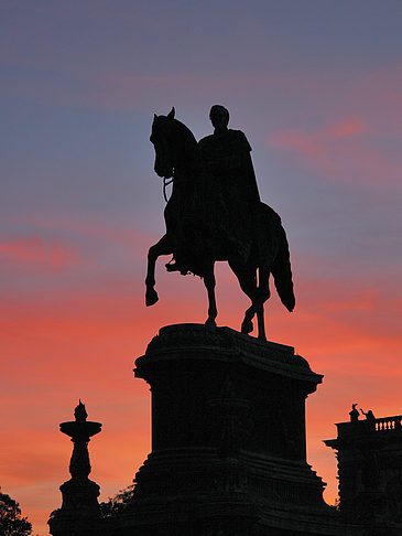 Foto König-Johann-Statue bei Sonnenuntergang - Dresden