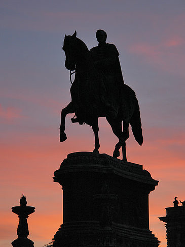 Foto König-Johann-Statue bei Sonnenuntergang