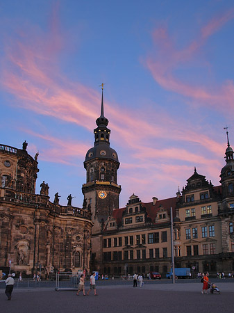 Foto Schloss und Hofkirche am Abend