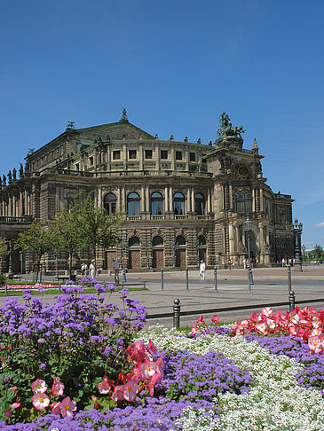 Semperoper mit Blumen