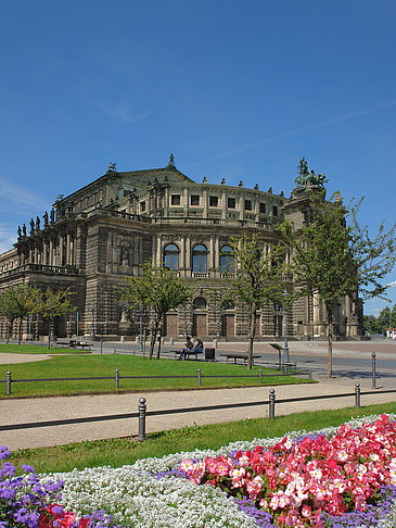 Semperoper mit Blumen Fotos