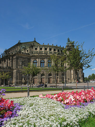 Semperoper mit Blumen