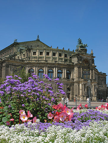 Semperoper mit Blumen