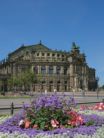 Semperoper mit Blumen