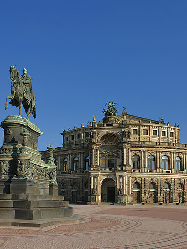 Foto Semperoper mit Statue - Dresden