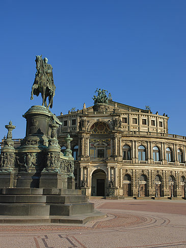 Semperoper mit Statue Fotos