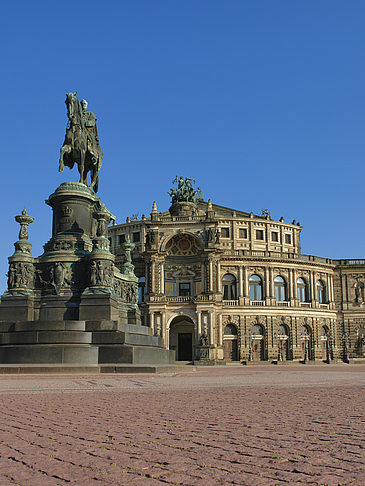 Semperoper mit Statue Foto 