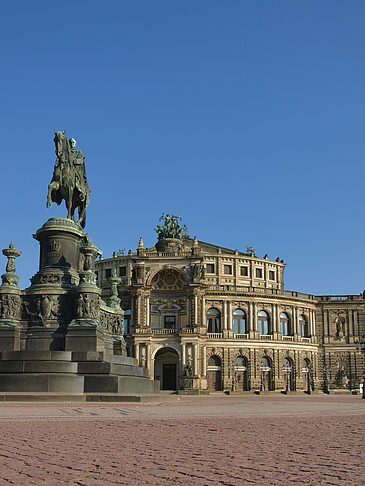 Semperoper mit Statue Foto 