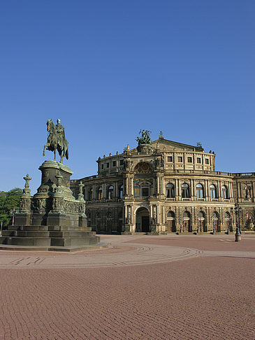 Semperoper mit Statue Fotos