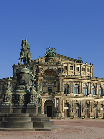 Foto Semperoper mit Statue - Dresden