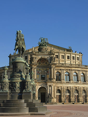 Semperoper mit Statue Foto 