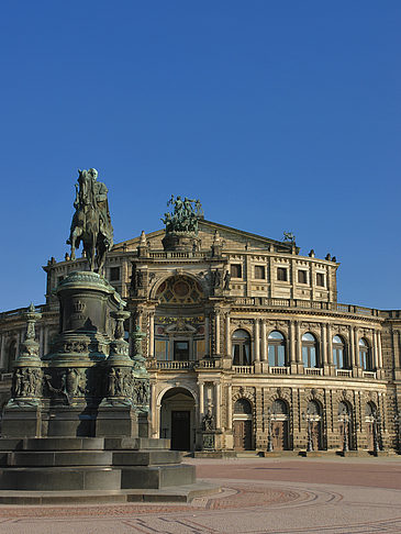 Semperoper mit Statue