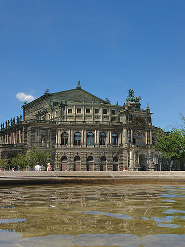 Foto Semperoper mit Springbrunnen