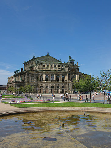 Semperoper mit Springbrunnen Fotos