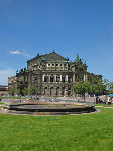 Semperoper mit Springbrunnen Foto 