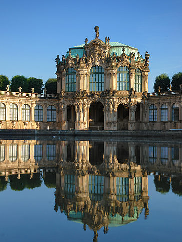 Wallpavillon mit Brunnen