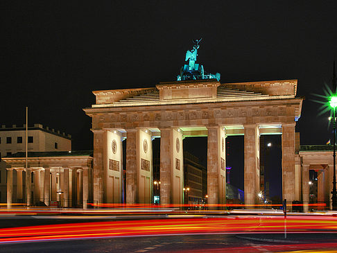 Brandenburger Tor mit Straßenverkehr