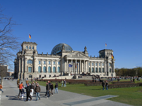 Touristen am Reichstag - Berlin (Berlin)