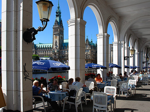 Blick durch die Bögen der Alster Arkaden auf das Rathaus - Hamburg (Hamburg)