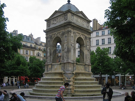 Brunnen bei Les Halles - Ile de France - Paris (Paris)