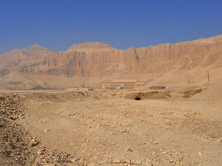 Eingang zum Tempel mit Berg - Landesinnere