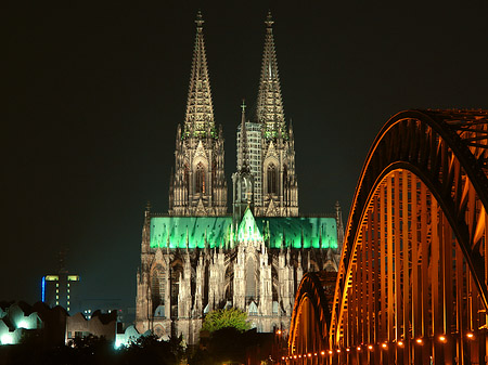 Kölner Dom hinter der Hohenzollernbrücke - Nordrhein-Westfalen (Köln)