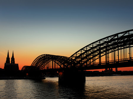 Kölner Dom hinter der Hohenzollernbrücke - Nordrhein-Westfalen (Köln)