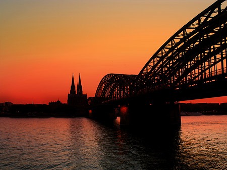 Kölner Dom hinter der Hohenzollernbrücke - Nordrhein-Westfalen (Köln)