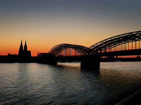 Kölner Dom hinter der Hohenzollernbrücke - Nordrhein-Westfalen (Köln)