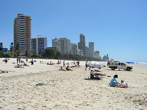 Strand mit Touristen - Queensland (Surfers Paradise)