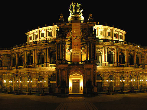 Semperoper bei Nacht Foto 