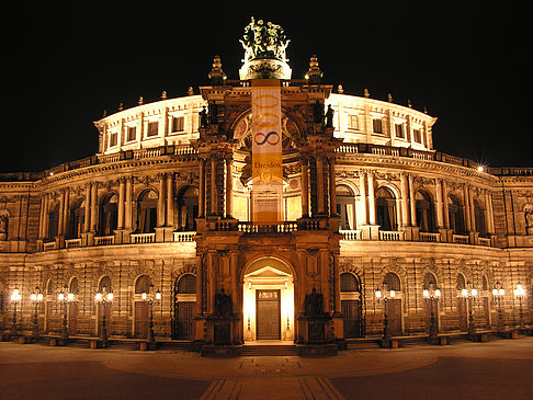 Semperoper bei Nacht Fotos