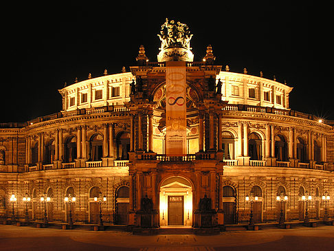 Semperoper bei Nacht Foto 