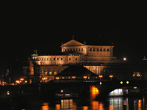 Semperoper bei Nacht Foto 