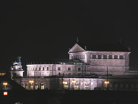 Semperoper bei Nacht Foto 