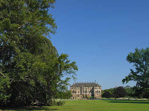 Palais zwischen Bäumen Fotos