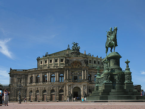 Fotos König-Johann-Statue mit Semperoper