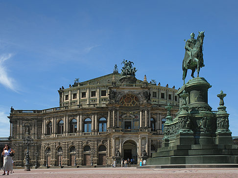 König-Johann-Statue mit Semperoper Fotos