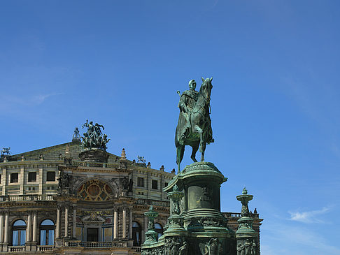 König-Johann-Statue mit Semperoper