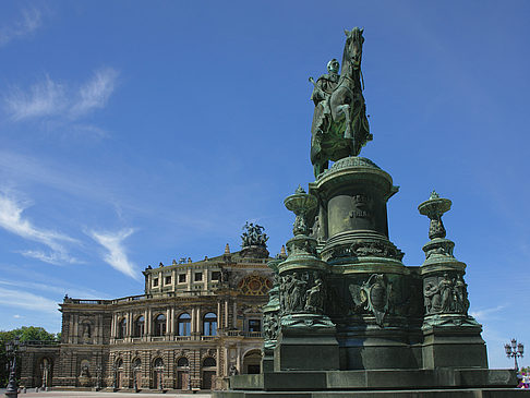 Foto König-Johann-Statue mit Semperoper