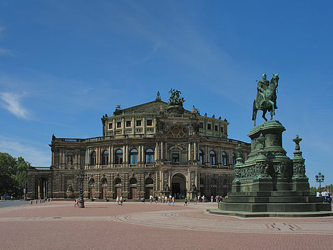 Foto König-Johann-Statue mit Semperoper