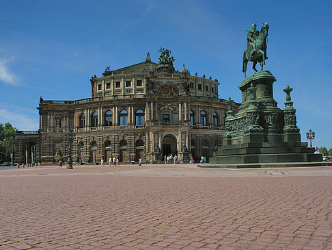 Fotos König-Johann-Statue mit Semperoper