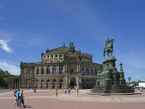 König-Johann-Statue mit Semperoper Foto 