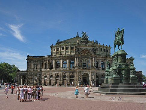 Fotos König-Johann-Statue mit Semperoper